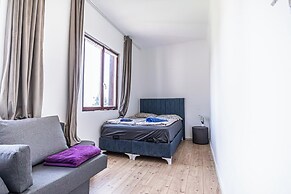 Cozy House  Terrace &Garden  Sleeps 34