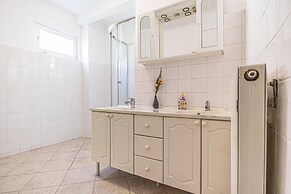 Cozy House  Terrace &Garden  Sleeps 34