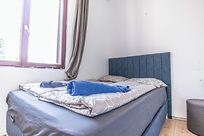 Cozy House  Terrace &Garden  Sleeps 34