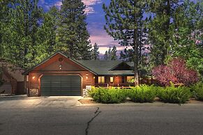 Teakwood Cozy Wood Cabin with Fireplace