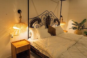 Cali Stays & Cafe By the Bay