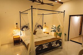 Cali Stays & Cafe By the Bay