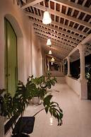 Cali Stays & Cafe By the Bay