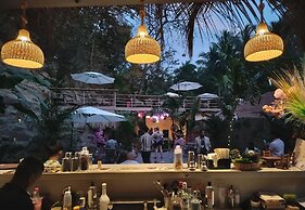 Cali Stays & Cafe By the Bay