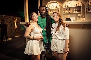 Cali Stays & Cafe By the Bay