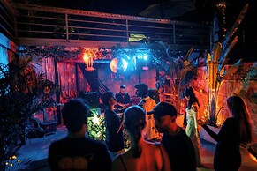 Cali Stays & Cafe By the Bay