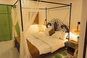 Cali Stays & Cafe By the Bay