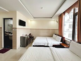 BEAR HOTEL & HOMESTAY