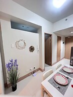 Shore 3 Pool View w Balcony near MOA