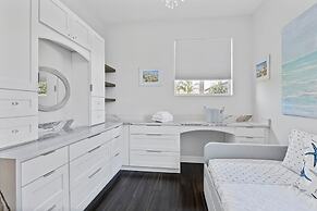 Luxury Heated Pool Home on Saltwater Canal w Tiki