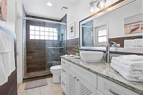 Luxury Heated Pool Home on Saltwater Canal w Tiki