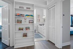 Luxury Heated Pool Home on Saltwater Canal w Tiki