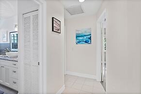 Luxury Heated Pool Home on Saltwater Canal w Tiki