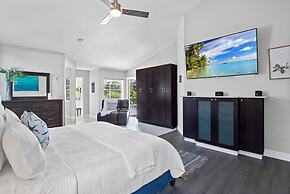 Luxury Heated Pool Home on Saltwater Canal w Tiki