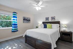 Luxury Heated Pool Home on Saltwater Canal w Tiki