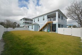 Beach Front 5 bed 4 Bath Luxury House Hot Tub Fenced Yard Pets Welcome