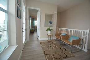 Beach Front 5 bed 4 Bath Luxury House Hot Tub Fenced Yard Pets Welcome