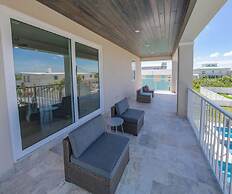 Villa Nautilus Steps Away From the Beach - New Lux 3 Story Pool Hot Tu