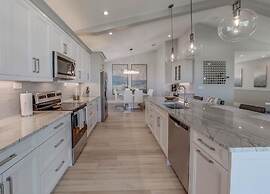 Villa Nautilus Steps Away From the Beach - New Lux 3 Story Pool Hot Tu