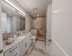 Villa Nautilus Steps Away From the Beach - New Lux 3 Story Pool Hot Tu