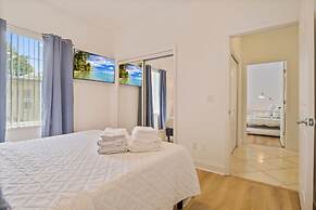 Villa LAS Palmas Beautiful Fenced-in Pool Home With Spa- Sleeps 8