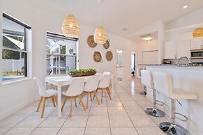 Villa LAS Palmas Beautiful Fenced-in Pool Home With Spa- Sleeps 8