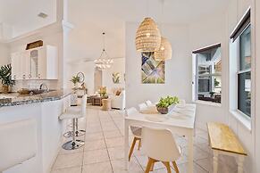 Villa LAS Palmas Beautiful Fenced-in Pool Home With Spa- Sleeps 8