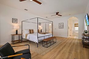 Villa LAS Palmas Beautiful Fenced-in Pool Home With Spa- Sleeps 8