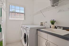 Villa LAS Palmas Beautiful Fenced-in Pool Home With Spa- Sleeps 8