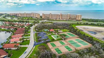 Oceanview Top-floor Penthouse in Surf Club Beach Pool Access