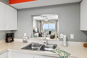 Oceanview Top-floor Penthouse in Surf Club Beach Pool Access