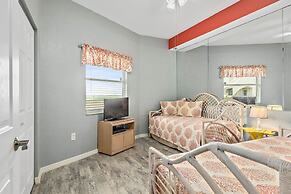 Oceanview Top-floor Penthouse in Surf Club Beach Pool Access