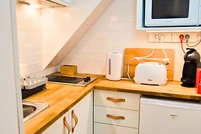 Alfama Steps Cozy Basement Studio