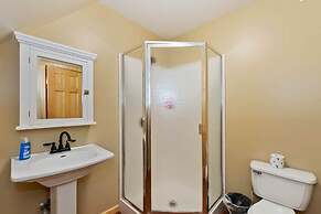 Big 10 Luxury Cabin with HotTub