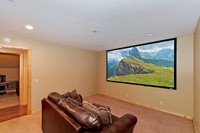 Big 10 Luxury Cabin with HotTub