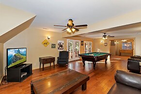 Big 10 Luxury Cabin with HotTub