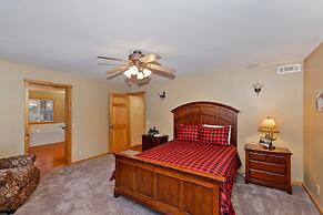 Big 10 Luxury Cabin with HotTub