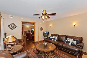 Big 10 Luxury Cabin with HotTub