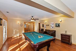 Big 10 Luxury Cabin with HotTub