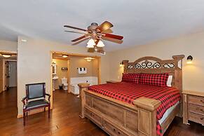 Big 10 Luxury Cabin with HotTub