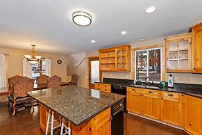 Big 10 Luxury Cabin with HotTub