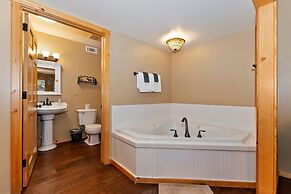 Big 10 Luxury Cabin with HotTub