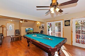 Big 10 Luxury Cabin with HotTub