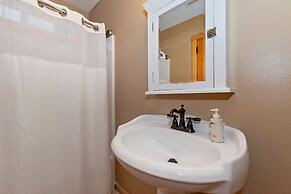 Big 10 Luxury Cabin with HotTub