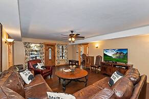 Big 10 Luxury Cabin with HotTub