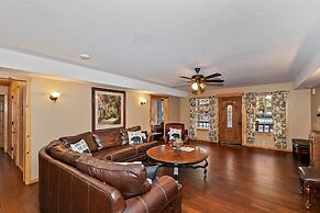 Big 10 Luxury Cabin with HotTub