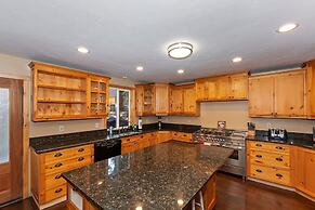 Big 10 Luxury Cabin with HotTub