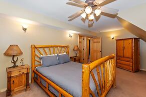 Big 10 Luxury Cabin with HotTub