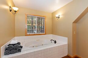 Big 10 Luxury Cabin with HotTub