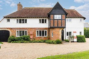 Charming Beach Getaway - Spacious 4BR Sunny Garden